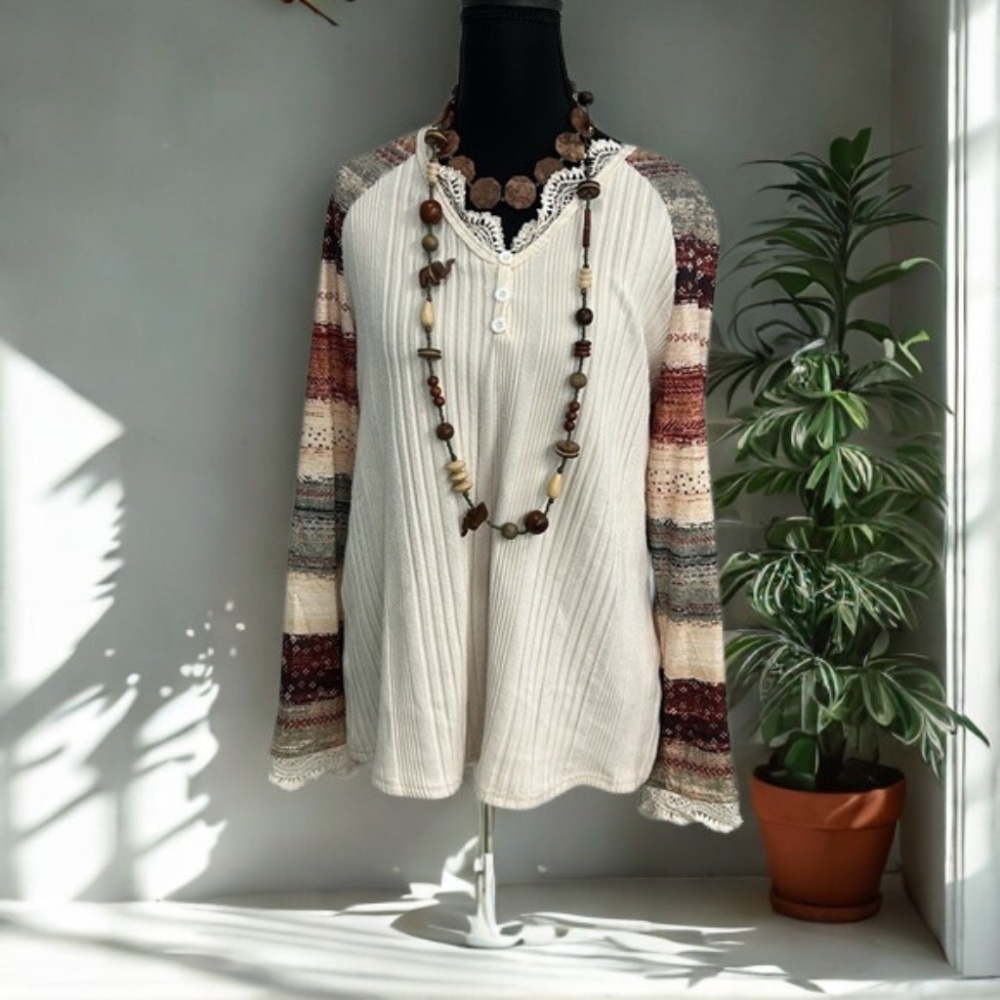 Top/ Shirt/ Blouse. Cream Ribbed Top with Lace Trim